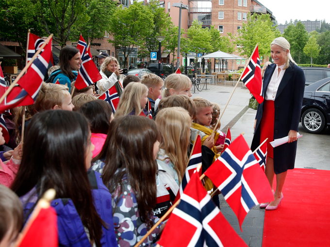 Kronprinsessen ankommer dagens åpning på Asker bibliotek. Foto: Lise Åserud, NTB scanpix.
